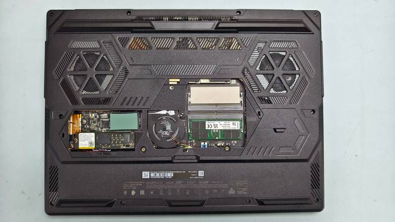 MSI Raider 16 HX B2WI-025TW 底部散熱設計