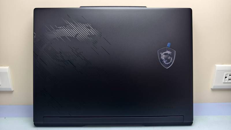 MSI Raider 16 HX B2WI-025TW 黑色機身外觀