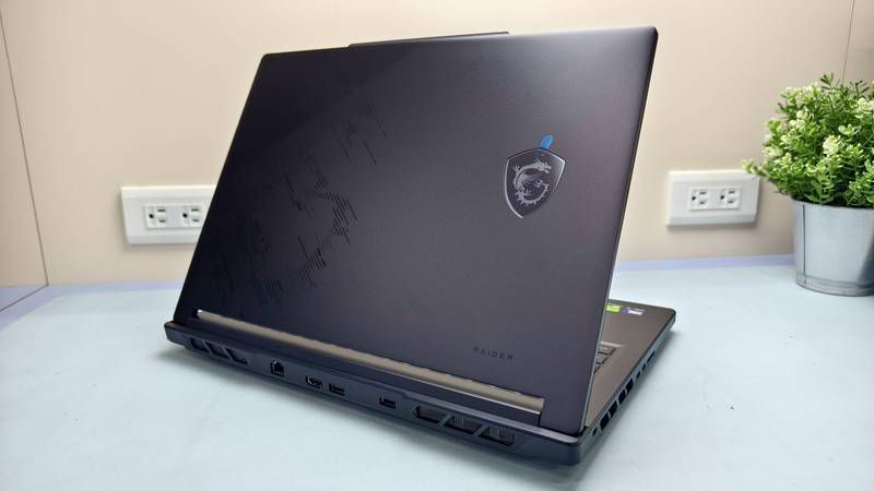 MSI Raider 16 HX B2WI-025TW 後側外觀