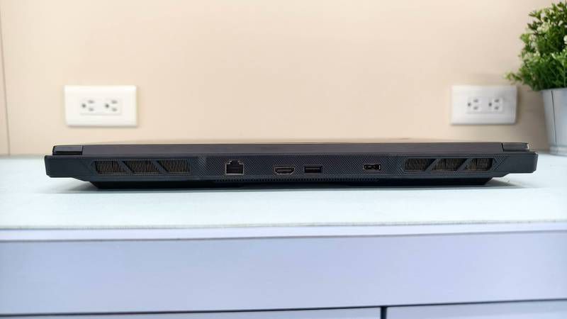 MSI Raider 16 HX B2WI-025TW HDMI 與 RJ45 網路孔