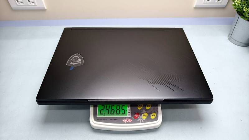 MSI Raider 16 HX B2WI-025TW 實測重量約 2.47 公斤