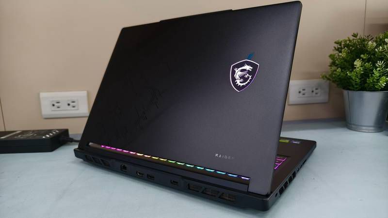MSI Raider 16 HX B2WI-025TW 後方 RGB 燈效