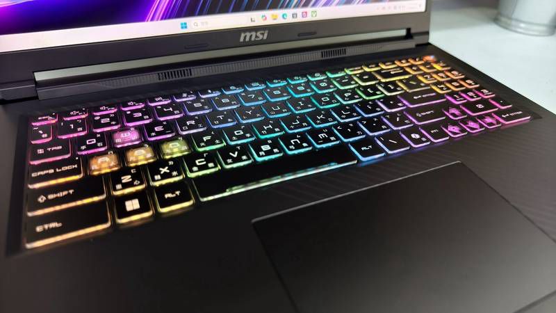 MSI Raider 16 HX B2WI-025TW RGB 鍵盤燈效近拍