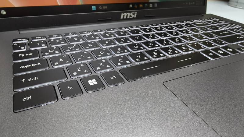 MSI Modern 15白色背光鍵盤實拍