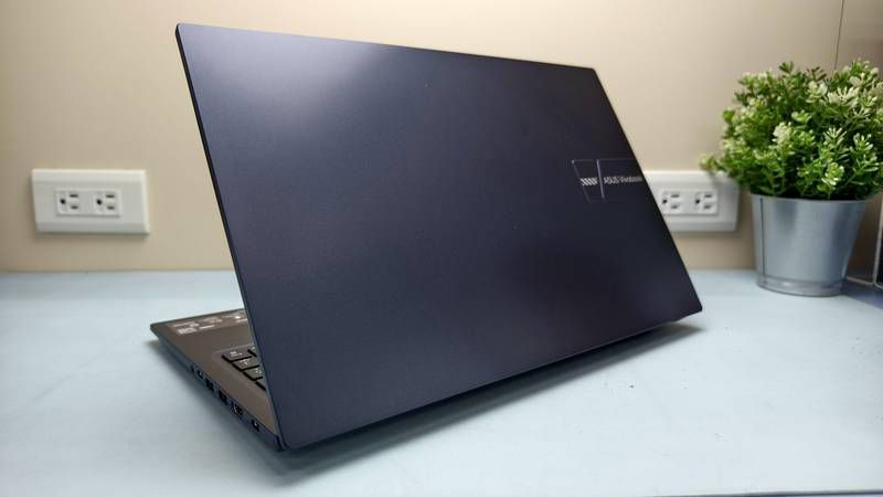 ASUS Vivobook 15 M1502NAQ 機身側面外觀