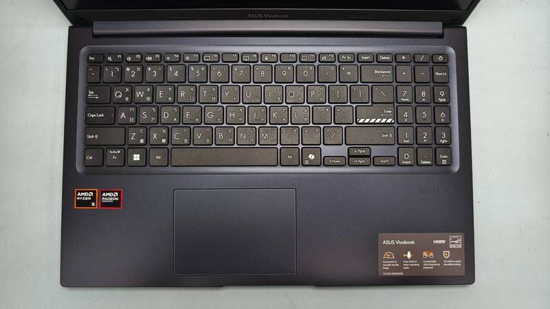 ASUS Vivobook 15 全尺寸鍵盤與數字鍵