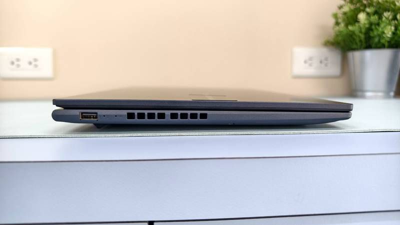 ASUS Vivobook 15 左側USB連接埠