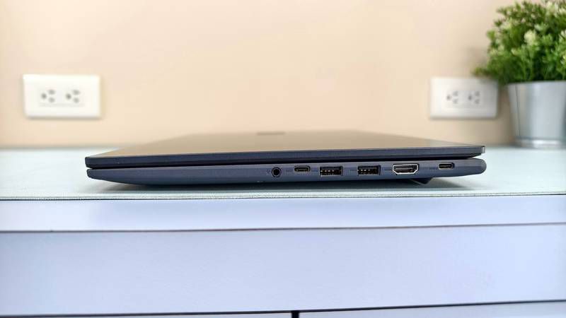 ASUS Vivobook 15 右側USB Type-C與HDMI連接埠